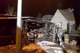 In der Nacht zu Freitag brannte ein Schuppen an der Chemnitzer Straße komplett aus.
