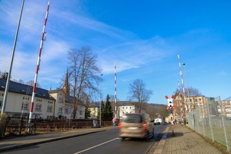 Zwei viel befahrene Straßen in Aue ab Montag voll gesperrt – und bald startet weitere Langzeit-Baustelle - Blick auf den Bahnübergang an der Rudolf-Breitscheid-Straße in Aue. Hier kommt es ab Montag zu Verkehrseinschränkungen.