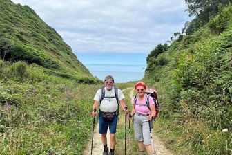 Zwei Vogtländer auf dem Jakobsweg: Manchmal ging es nur auf allen Vieren weiter - Den Atlantik hinter ihnen, das Ziel voraus. Monika und Frank Heckel aus Rebesgrün sind auf dem Jakobsweg schon viele Tage gewandert.