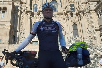 Zwei Vogtländer beim härtesten Radrennen Europas: 5000 Kilometer von Spanien bis nach Rumänien - Der Plauener Jens Ritter vor der Kathedrale von Santiago de Compostela. Hier begann am 27. Juli eines der härtesten – wenn nicht das härteste Radrennen der Welt.