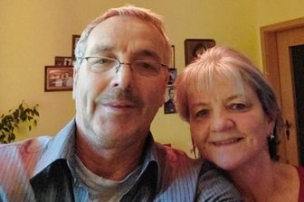 Zwei Vogtländer in der Ukraine: Weihnachten mitten im Krieg - Gabi und Achim Döbrich aus Elsterberg leben in der Ukraine. Der leuchtende Schmuck bereitet ihnen etwas Freude inmitten des Krieges.