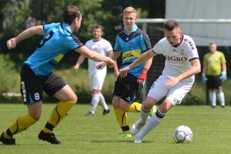 Zwei Vogtlandklasse-Teams wollen ins Halbfinale - Andy Fischer (rechts) setzte sich am vergangenen Sonntag mit dem SV Fronberg Schreiersgrün 3:1 beim SV Kottengrün durch.