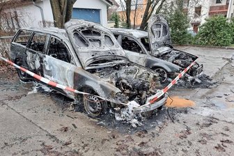 Zwei Volkswagen in Flammen: Chemnitzer Polizei ermittelt wegen Brandstiftung -