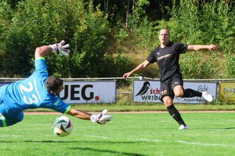 Zwei Vollblut-Stürmer machen im Derby zwischen Lichtenstein und Oberlungwitz die Tore - Lange sah es so aus, als wäre das 1:0 für Lichtenstein von Max Gehrmann (rechts) das Tor des Tages. Doch dann kam es doch noch anders.