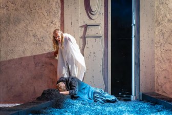 Zwei Vorstellungen verabschieden sich vom Freiberger Theaterspielplan - Natalie Renaud-Claus und Emery Escher sind am Sonntag noch einmal in „Medea“ zu erleben.
