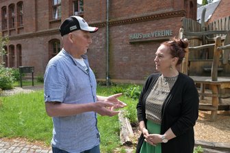 Zwei Westsachsen berichten, wie ihre Krebserkrankung sie in Geldnot gebracht hat - Matthias Albrecht aus Zwickau ist seit Januar 2023 wegen seiner Krebskrankheit arbeitsunfähig. Wenn sein Krankengeld jetzt bald ausläuft, bekommt er nichts mehr. Manuela Freitag von der Sächsischen Krebsgesellschaft zeigt ihm Hilfsmöglichkeiten auf.