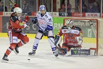 Zwei wichtige Punkte für die Eispiraten - Eispiraten-Verteidiger Yannick Hänggi (links/Szene aus dem Heimspiel vom Freitag gegen Dresden) bescherte Crimmitschau am Sonntag in Weißwasser mit seinem zweiten Saisontor den dritten Saisonsieg.