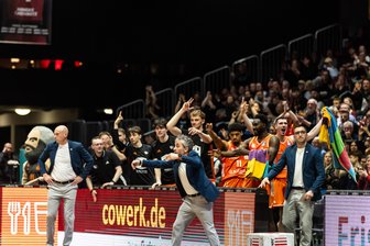 Zwei wichtige Punkte gegen das frühe Saisonende: Niners Chemnitz gewinnen gegen Ratiopharm Ulm - Jubel auf der Ninersbank: Chemnitz holt einen wichtigen Sieg gegen Ulm.