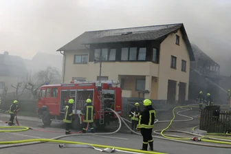 Zwei Wochen nach Großbrand im Vogtland: Was sagen die Ermittler der Polizei zur Brandursache? - Zwei Wohnhäuser wurden gerettet, doch eine Scheune und der Stall brannten ab.
