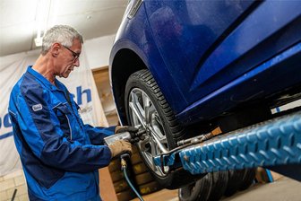 Zwei Wochen Wartezeit auf Räderwechsel in Mittelsachsen - Die Mitarbeiter der AZET Zwillich GmbH am Standort Noßwitz haben viel zu tun. Darunter auch Mario Böhle, im Bild beim Räderwechsel.