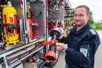 Zwei Wochenenden Blaulicht: Seiffen bereitet großes Feuerwehrjubiläum vor - Seiffens Wehrleiter Thomas Schalling am neuen HLF 20. Zum Feuerwehrjubiläum wird es im Spielzeugdorf eine große Schauübung geben.