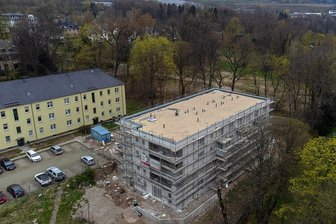 Zwei Wohnformen unter einem Dach: Richtfest an neuer Seniorenanlage in Auerbach - Abseits der Nordstraße und in der Nähe des Katzensteins gelegen - die neue Seniorenwohnanlage in Auerbach. An dem Neubau wird am Freitag Richtfest gefeiert; im Herbst sollen die ersten Bewohner einziehen können.