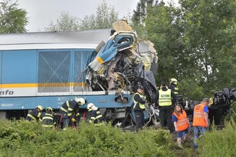 Einsatzkräfte stehen an einem zerstörten Waggon in Tschechien.