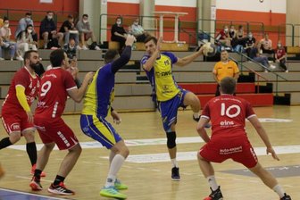 Zwei Zwickauer Mannschaften im Halbfinale - Der ZHC Grubenlampe (rote Trikots) bot den Görlitzern in der Abwehr nur wenige Lücken an.