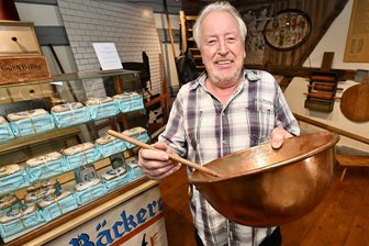 Zweieinhalb Jahre nach Brandkatastrophe: „Parkschänke“ in Wildenfels steht vor der Wiedereröffnung - Die Pfefferkuchenbäckerei, für die Wildenfels einst bekannt war, wird heute noch von einer Bäckerei in der Stadt gepflegt. Die Heimatfreunde erinnern an diese Tradition in einem extra Ausstellungsraum in der „Parkschänke“. Johannes Heyder freut sich, dass die Wiedereröffnung bevorsteht.