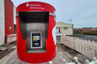 Zweieinhalb Jahre nach der Sprengung: Neuer Geldautomat für den Olipark Lichtenau sieht wie eine Spardose aus - Die Sparkasse Mittelsachsen baut einen Bankautomat in Form einer Spardose unweit der Tankstelle im Olipark in Lichtenau auf. Der alte Automat war im Juni 2022 gesprengt worden. Die Inbetriebnahme könnte noch vor Weihnachten sein.