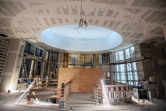 Zweieinhalb Jahre Verzug: Warum es bei der Rathaus-Sanierung in Plauen hakt - Das Foyer vor dem Ratssaal: Das riesige Oberlichtfenster lässt diffus Licht ins Innere dringen und den repräsentativen Charakter erahnen, den das sanierte Rathaus haben soll. Ende gut - alles gut?