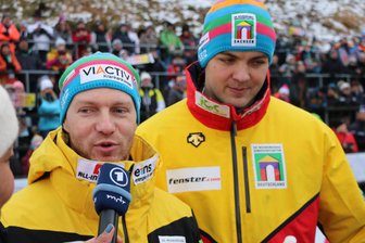 Zweier- und Viererbob: Dopingfall kostet Friedrich die Weltcupkugel - Bobpilot Francesco Friedrich (li.) und Simon Wulff Anfang Dezember 2024 beim Weltcup in Altenberg beim Siegerinterview. Danach wurde der Anschieber positiv getestet.