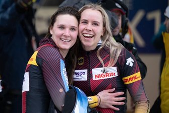 Altenberg am Sonntag: Lisa Buckwitz (l.) und Kira Lipperheide jubeln im Ziel.