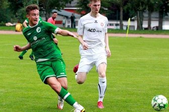 Zweifache Führung reicht Merkur nicht - Merkurs Marvin Enders (links) zieht hier vor dem Nieskyer Pascal Löper ab. Der Oelsnitzer sah in der Nachspielzeit die Ampelkarte.