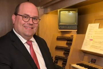Zweifel an moderner "Parsifal"-Fantasie - An der Jehmlich-Orgel in St. Wolfgang ist Kirchenmusikdirektor Michael Dorn aus Bayreuth zu hören gewesen. 