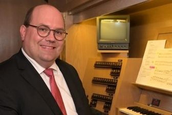 Zweifel an moderner "Parsifal"-Fantasie - An der Jehmlich-Orgel in St. Wolfgang ist Kirchenmusikdirektor Michael Dorn aus Bayreuth zu hören gewesen. 
