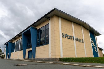 Zweifeldhalle in Falkenstein wird mit neuem Licht ausgestattet - Die Turnhalle Am Jahnplatz in Falkensein erhält eine neue Beleuchtung.