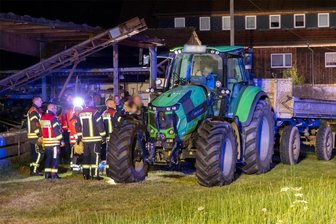 Zweijähriger aus dem Erzgebirge spurlos verschwunden: Nächtliche Suchaktion erfolgreich - Der Junge lag offenbar hinter dem Sitz und schlief, wurde wohl durch das Licht bei der Suchaktion wach und begab sich auf den Sitz, wo ihn ein Feuerwehrmann fand.