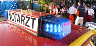 Zweijähriges Kind bei 50 Grad Celsius alleine im Auto -