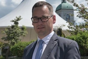 Zweikampf ums Lößnitzer Rathaus - Alexander Troll (CDU) im Muhme-Campus, den er als Symbol für die lebendige und junge Innenstadt sieht.