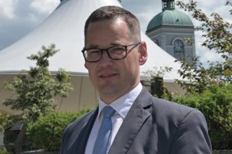 Zweikampf ums Lößnitzer Rathaus - Alexander Troll (CDU) im Muhme-Campus, den er als Symbol für die lebendige und junge Innenstadt sieht.