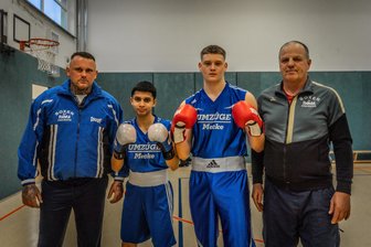 Zweimal Gold für Boxer des SV Pama Freiberg - Carl Talkenberger (2. v. l.) und Aiken Kripa mit den Trainern Gerd Mecke (r.) und David Goldbach.