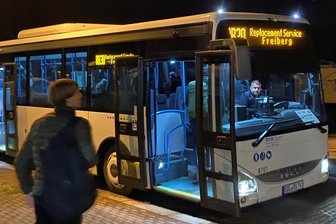 Zweimal Schienenersatzverkehr zwischen Chemnitz und Dresden: Bahnreisende brauchen starke Nerven - „Ausschließlich positiv“: Ein Bus des Schienenersatzverkehrs am Abend am Bahnhof Oederan. Die Busse brauchen deutlich länger als die Züge.