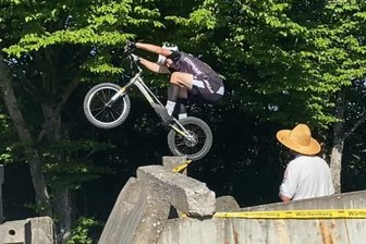 Zweimal Silber, einmal Bronze: Fahrradtrialer aus dem Erzgebirge glänzen bei Deutscher Meisterschaft - Hohe Hürden, hohe Temperaturen: Ben Roder in Aktion.