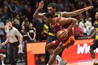 Zweimal Verlängerung: Niners bleiben zu Hause ungeschlagen - Terrell Harris von den Niners (vorn) im Zweikampf mit DaJuan Marquise.