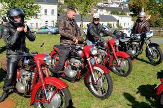 Zweirad-Legenden fahren am Schloss auf - Fertig machen für die Abreise: Unter den Teilnehmern des Herbsttreffens der Jawa-Freunde Vogtland sind regelmäßig Motorradfahrer aus Tschechien (Foto). Auch in diesem Jahr hat sich eine Gruppe Oldtimerfreunde aus dem Nachbarland angekündigt.