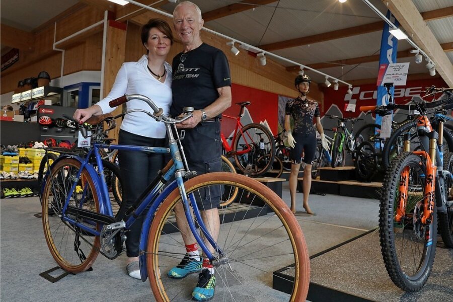 Zweiradhaus Lorenz in Glauchau feiert Hundertjähriges - Wolfgang Lorenz und Tochter Manuela Schlöricke zeigen das historische Fahrrad, von denen Firmengründer FritzLorenz Exemplare verkauft hat.