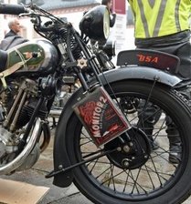 Zweirädrige Oldtimer trotzen dem Regen - In Zeiten teuren Sprits hatte ein Fahrer seinen Reservekanister gleich am Fahrzeug mit.