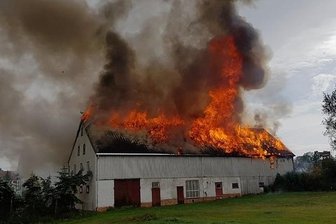 Zweiseitenhof in Oberbobritzsch wird ein Raub der Flammen - Als die Feuerwehrleute an dem Gehöft an der Bobritzschtalstraße in Oberbobritzsch eintrafen, schlugen die Flammen bereits durch das Dach.