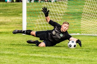 Zweistellige Pokal-Pleite: Lichtenberger Fußballer gegen Oberligisten ohne Chance - Musste gegen den Favoriten aus dem Vogtland zehnmal hinter sich greifen, enttäuschte aber trotzdem nicht: SVL-Keeper Tommy Schmidt, der noch einige Male glänzend parierte.