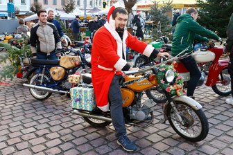 Zweitakt-Lichteln in Waldenburg: Der Weihnachtsmann fährt Simson - Der Weihnachtsmann alias Florian Nitschke aus Langenchursdorf hatte seine Simson festlich geschmückt und mit Geschenken beladen. 