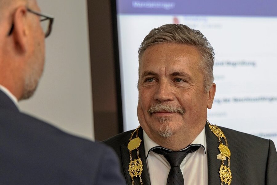Zweite Amtszeit des Annaberger Oberbürgermeisters startet mit Rundumschlag - Die zweite Amtszeit von Rolf Schmidt hat begonnen. In der Stadtratssitzung am Donnerstagabend wurde er offiziell verpflichtet. Dabei wurde ihm auch die Amtskette übergeben. 