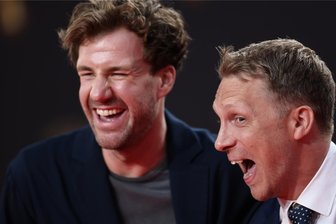 Zweite Chance? Umstrittener Comedian Luke Mockridge bekommt neue Fernsehshow - Luke Mockridge (links) sowie Freund und Kollege Oliver Pocher bei der Verleihung der Deutschen Fernsehpreise 2023 in Köln im letzten Jahr.