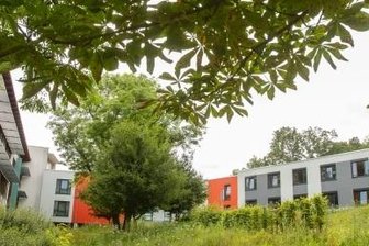 Zweite Coronaprämie bringt erneut Frust - Die im Schatten sieht man nicht: Mitarbeiter der Psychiatrischen Klinik in Plauen (hier mit dem bisherigen Bereich links und dem Anbau rechts) gehen bei der Coronaprämie leer aus. Beschäftigte empfinden das als Demütigung, die Helios-Geschäftsführung in Plauen äußert Bedauern über die starre Vorgabe. Die Gewerkschaft Verdi meint: Man hätte Lösungen finden können.