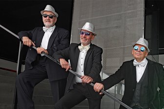 Zweite Disko-Oldie-Party in der Plauener Festhalle steht an: So kommt man an Tickets - Die Disco-Pioniere Andreas Reuter, Gerd Schremmer und Friedbert Sammler (von links) sind heiß auf eine wilde Tanz-Party mit unsterblichen Hits aus den vergangenen Musikjahrzehnten.