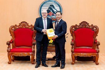 Zweite Fernostreise: Chemnitzer Oberbürgermeister knüpft Kontakte in Vietnam - Sven Schulze (links) und der Vorsitzende des Volkskomitees der Stadt Da Nang, Phạm Đức Ấn, nach Unterzeichnung der Absichtserklärung zur Zusammenarbeit.