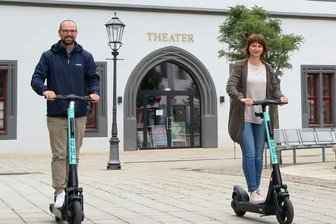 Zweite Firma bringt E-Scooter nach Zwickau - Die Leiterin des Zwickauer Büros für Wirtschaftsförderung Sandra Hempel und Georg Grams von der Firma Tier Mobility auf den E-Scootern, die neben denen der Firma Bird nun in der Stadt zur Verfügung stehen. Foto: Stadtverwaltung