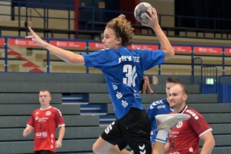 Zweite Niederlage im zweiten Spiel fürs Juniorteam: Auer Handballer im Lernprozess - Jonko Swat steigt zum Wurf hoch. Noch haben er und das Auer Juniorteam ihre Probleme.