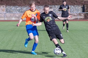 Zweite Niederlage in Folge: Annaberger Fußballer wackeln an der Spitze - Auch Leistungsträger Florian Weiß (l.), hier im Zweikampf mit dem Vogtländer Franz Reiher, schaffte es nicht, die Heimniederlage abzuwenden.