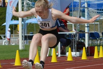 Zweite Saisonhälfte nimmt Fahrt auf - Dreispringerin Lucy Queck landete bei den Mitteldeutschen Meisterschaften Mitte Juni auf dem Bronzerang in ihrer Altersklasse.